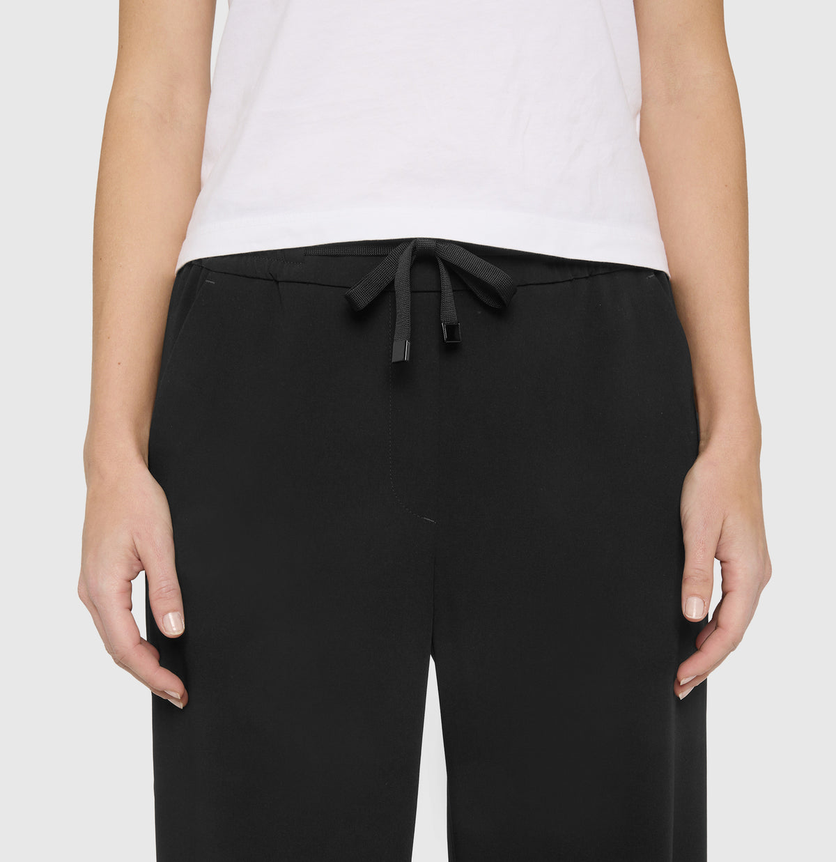 Wide fit made of flowing, floating crepe. | CHRISTY | black | Detailed view 2 of model