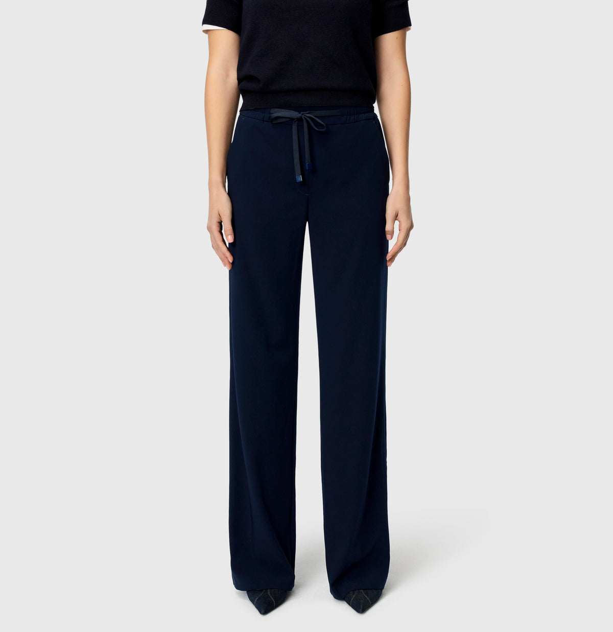 Wide fit made of flowing, floating crepe. | CHRISTY | dark blue | Front view of model