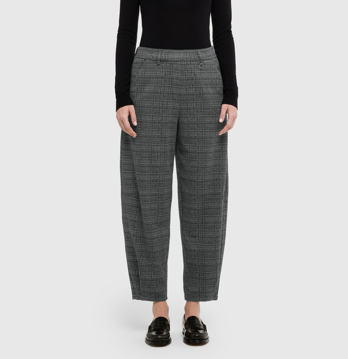 Relaxed barrel trousers made of premium jersey. | TILDA jump in | smoke grey check | Front view of model