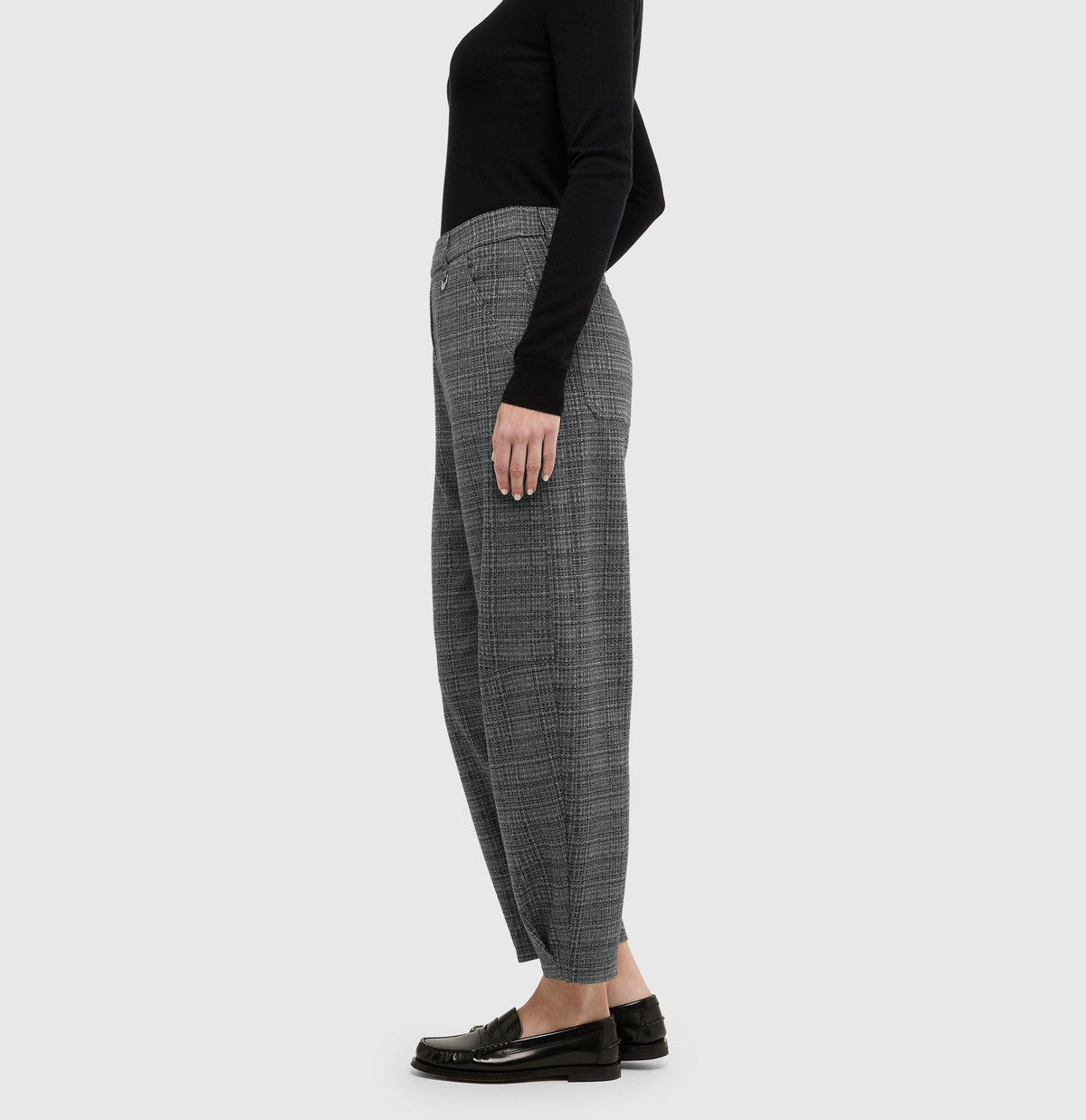 Relaxed barrel trousers made of premium jersey. | TILDA jump in | smoke grey check | Side view of model