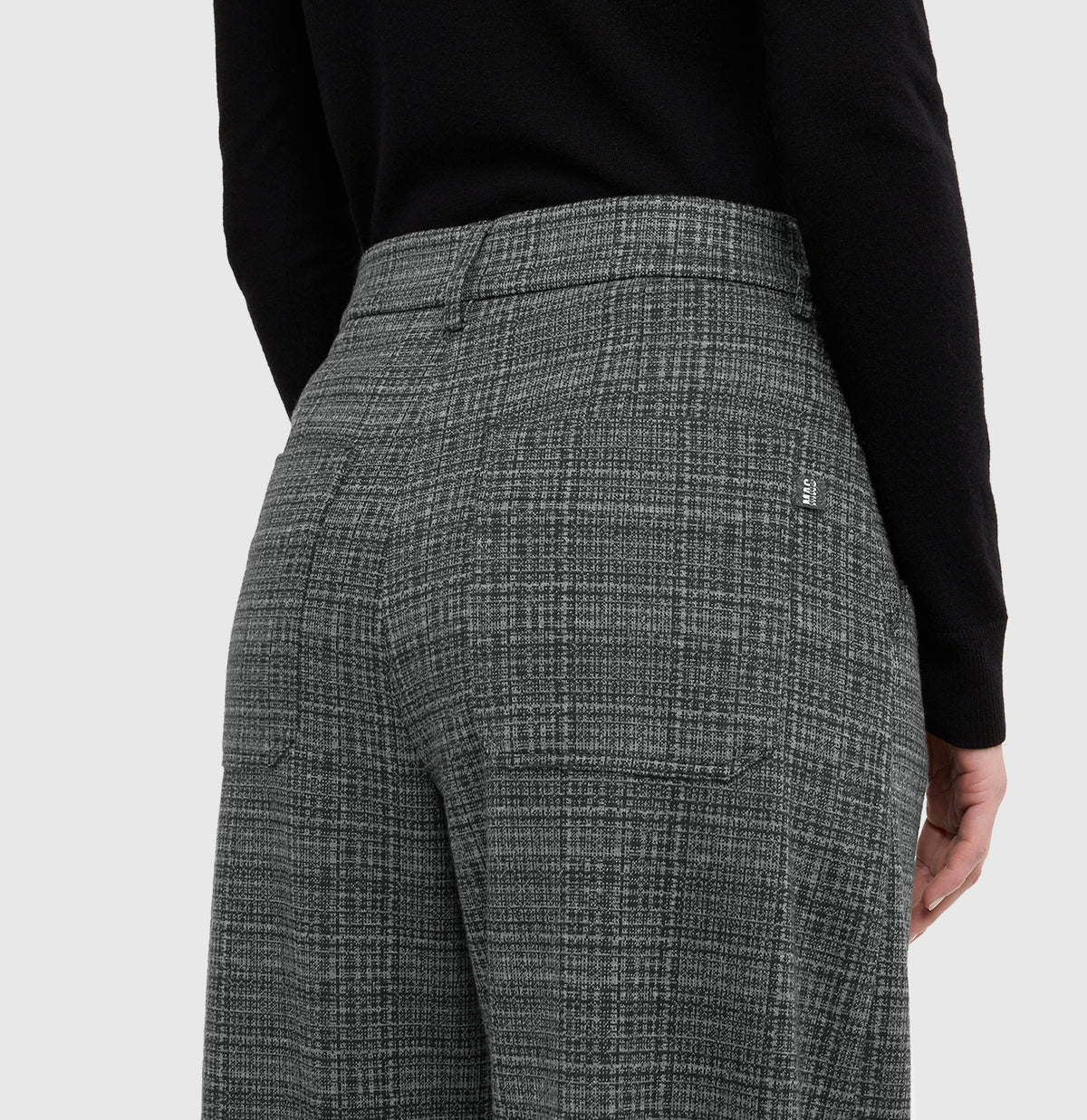 Relaxed barrel trousers made of premium jersey. | TILDA jump in | smoke grey check | Detailed view 2 of model