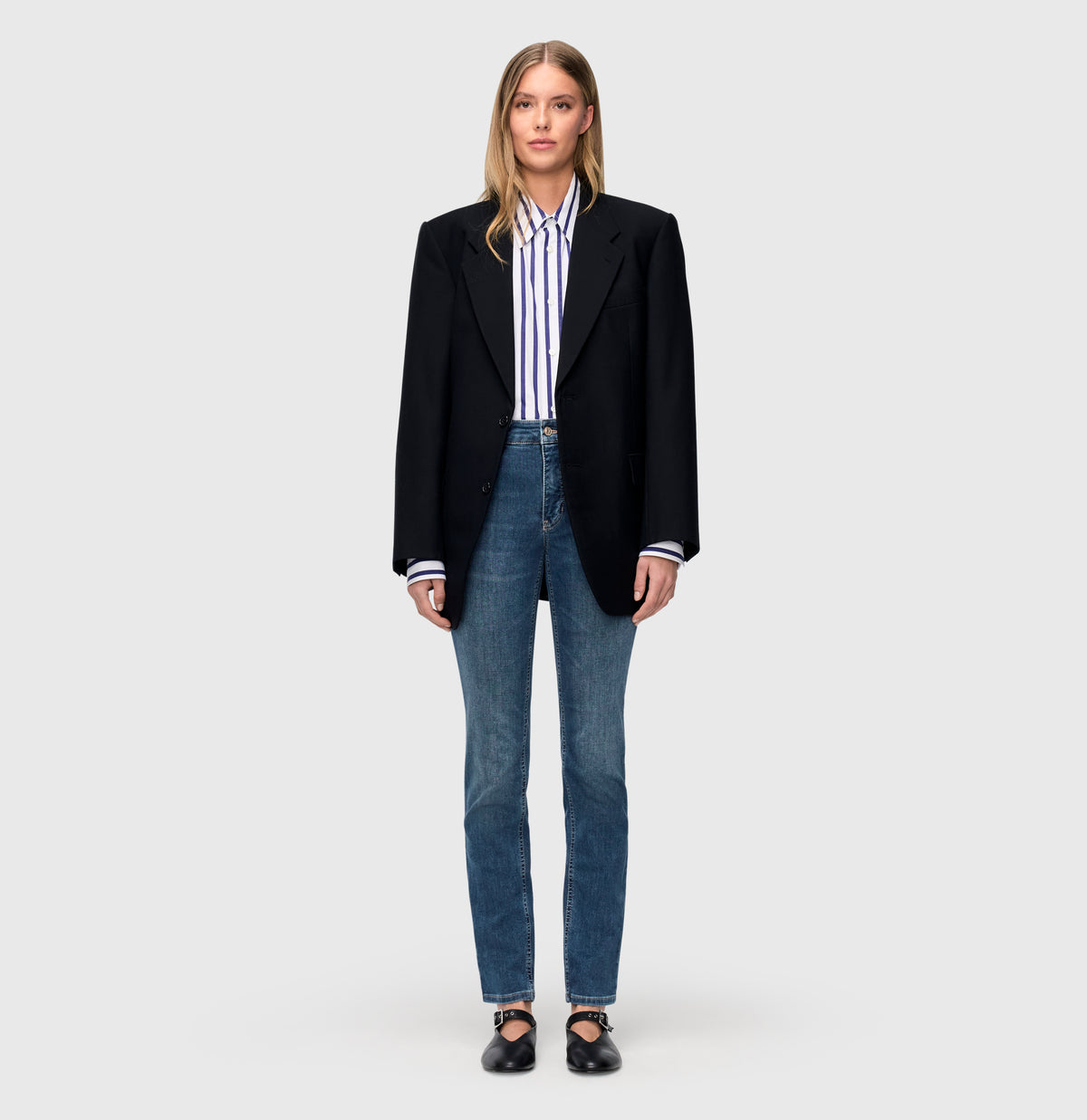 Straight jeans in a vintage wash. | MELANIE | simple wash | Full-body of model
