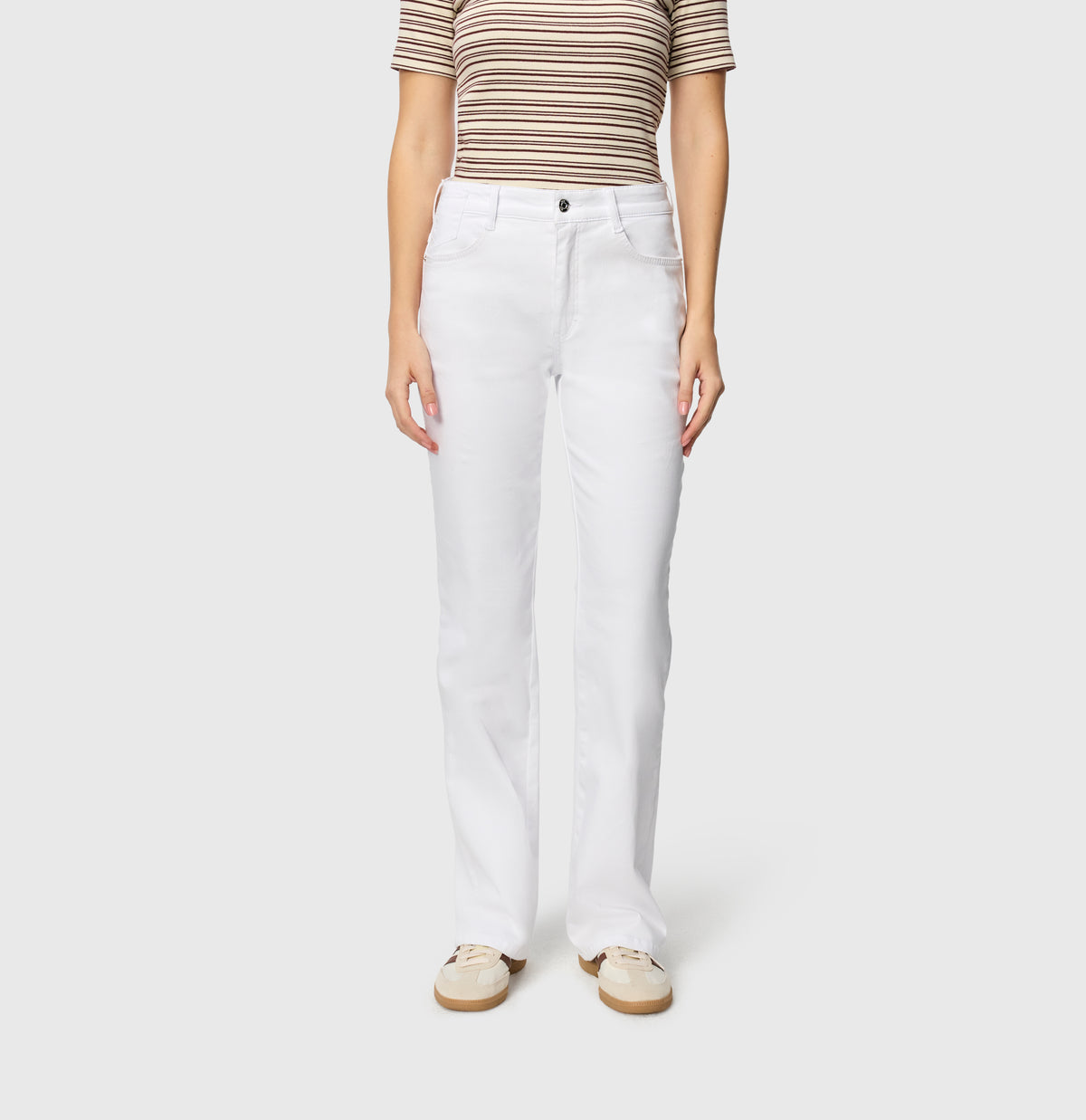 Flared fit made from high-stretch gabardine. | LAURA | white | Front view of model