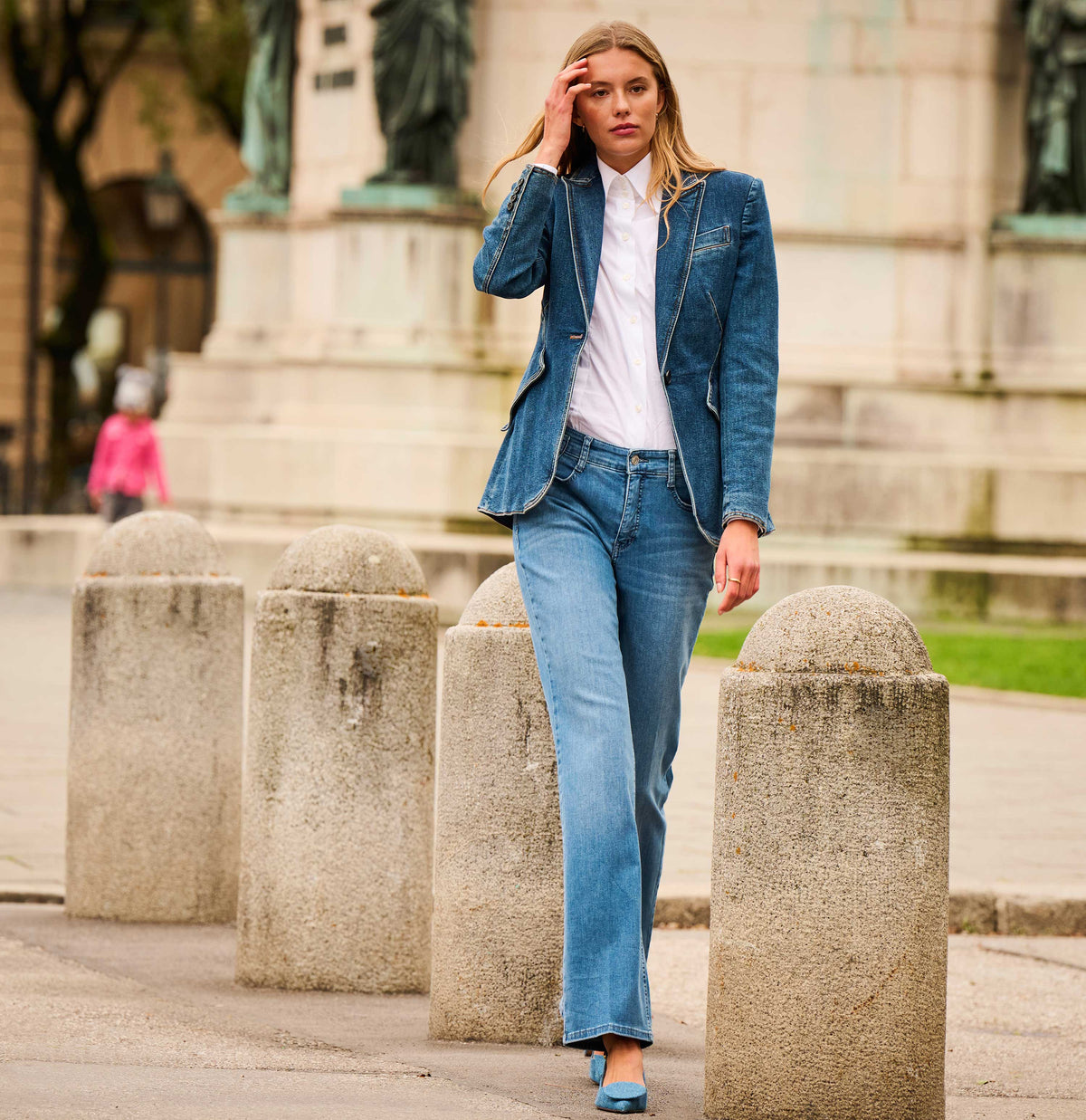 Comfortable flared jeans with seam details. | LAURA | authentic baby blue | Campaign image 3