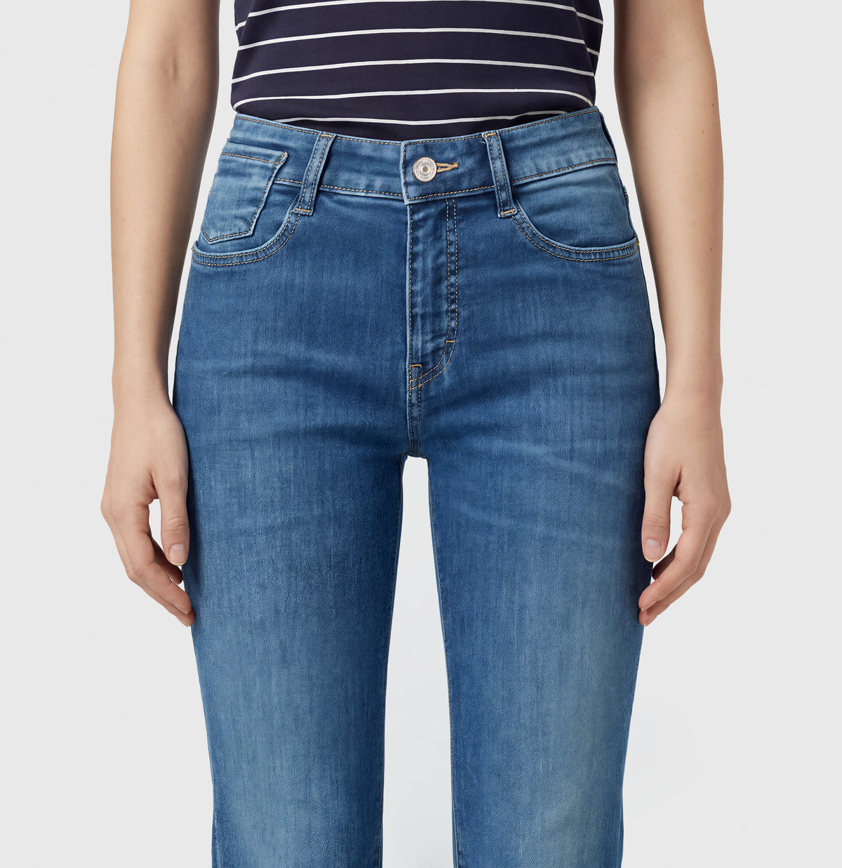 Flared jeans made of comfort stretch denim. | LAURA | mid blue use washed | Detailed view 3 of model