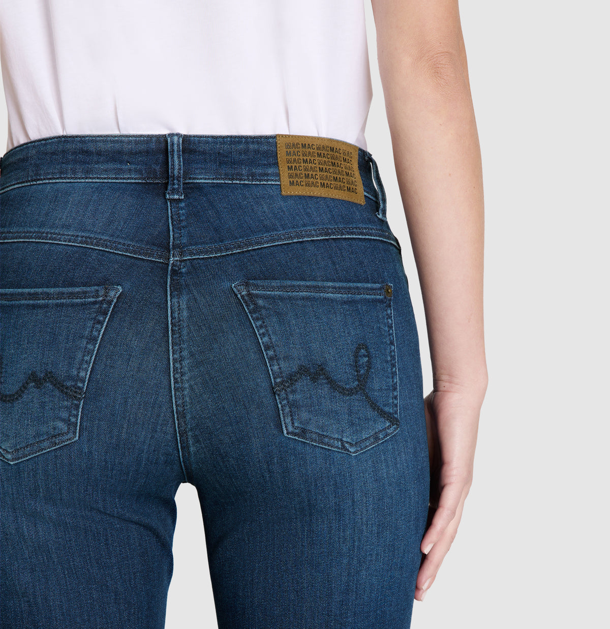 Flared jeans in a comfortable fabric. | LAURA | trendy vintage blue | Detailed view 3 of model