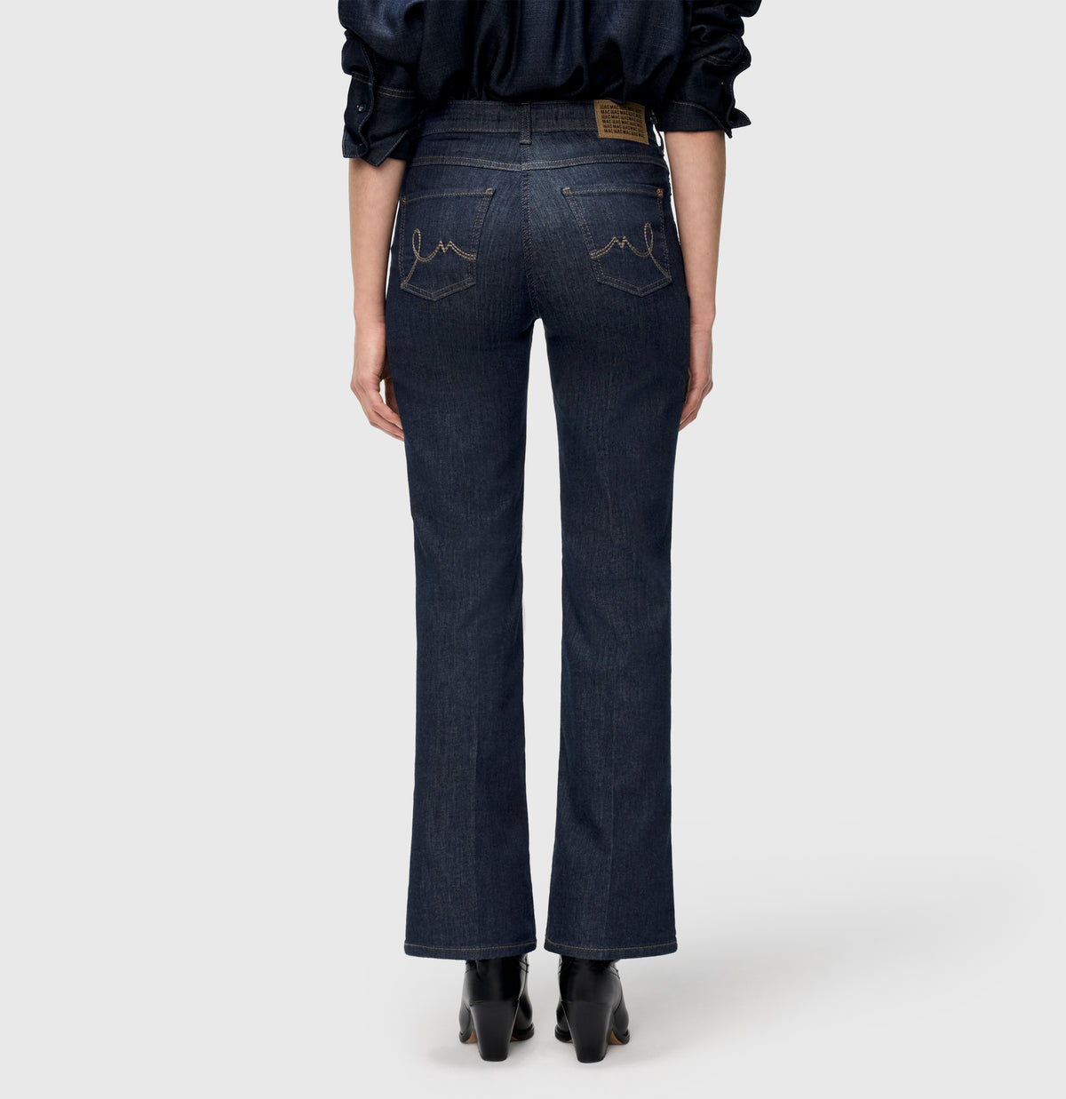 Comfortable flared jeans with details. | LAURA | fashion rinsed | Back view of model