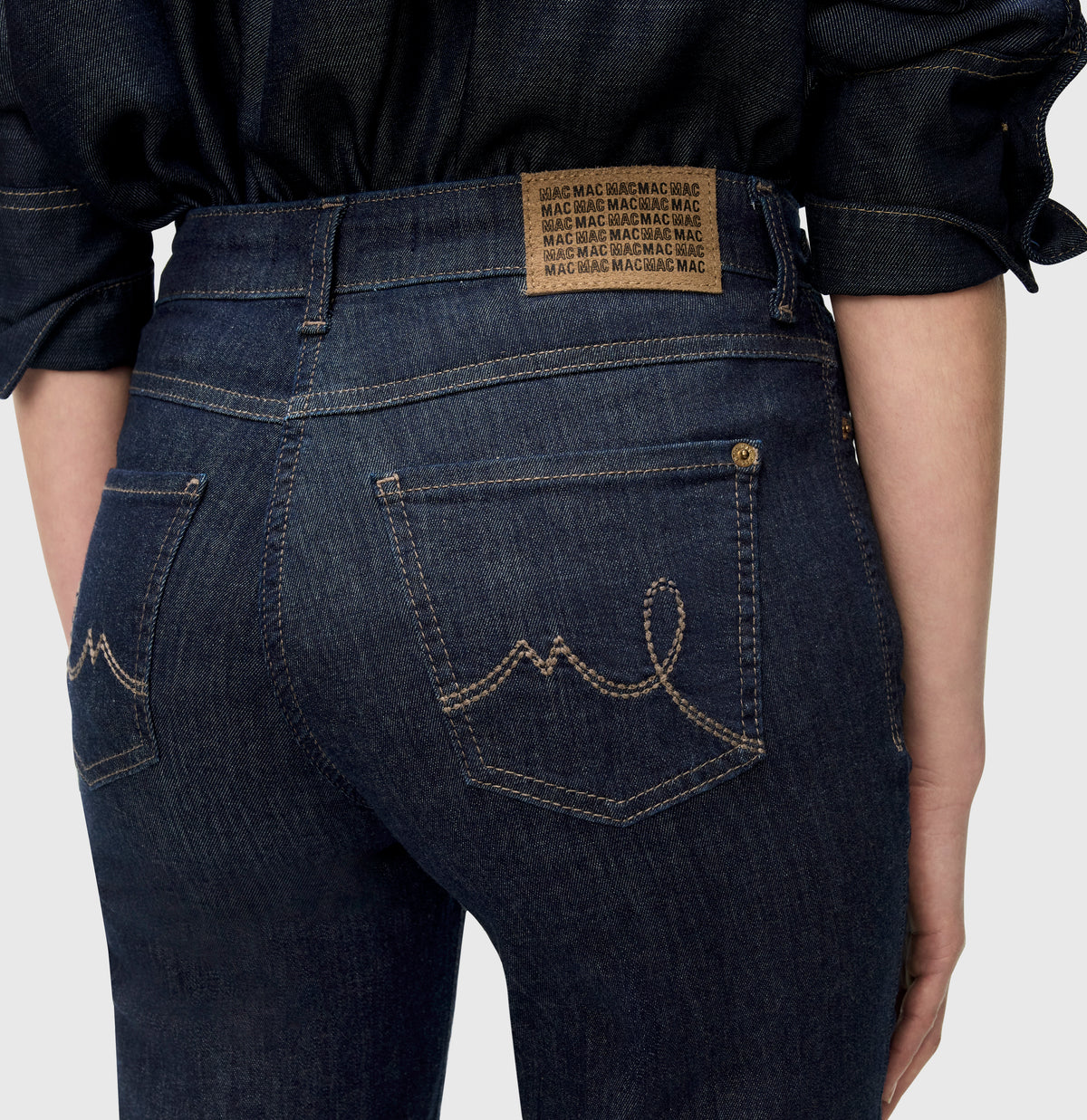 Comfortable flared jeans with details. | LAURA | fashion rinsed | Detailed view 3 of model