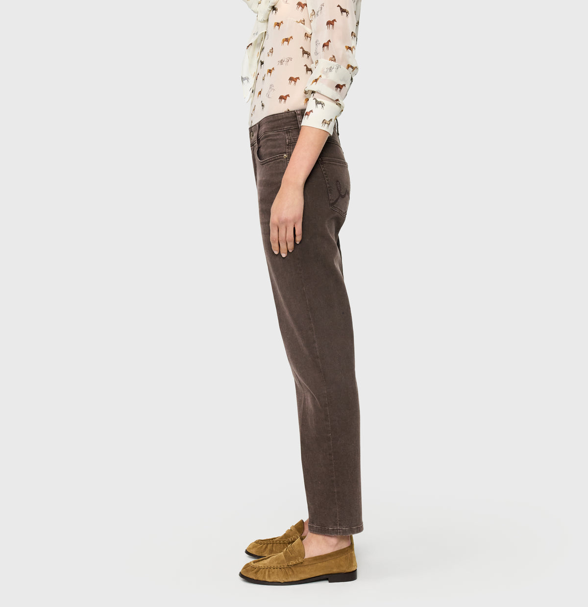 Flared jeans with seam details. | LAURA | brown stone wash | Side view of model