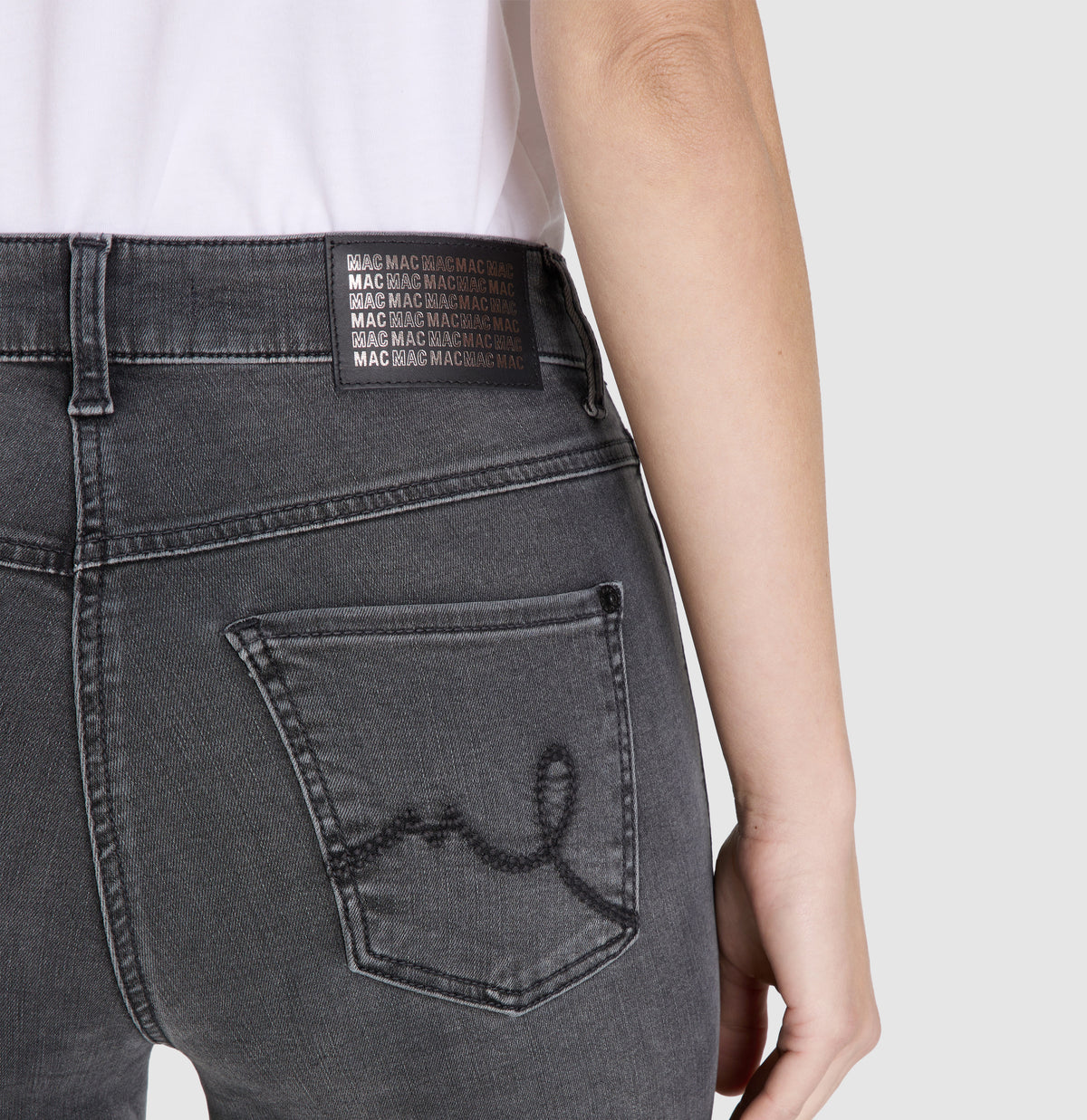 Comfortable flared jeans with details. | LAURA | authentic carbon wash | Detailed view 2 of model