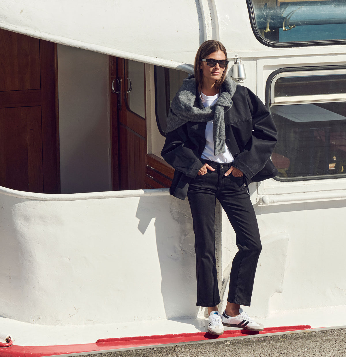 Comfortable flared jeans with details. | LAURA | black-black | Campaign image 3