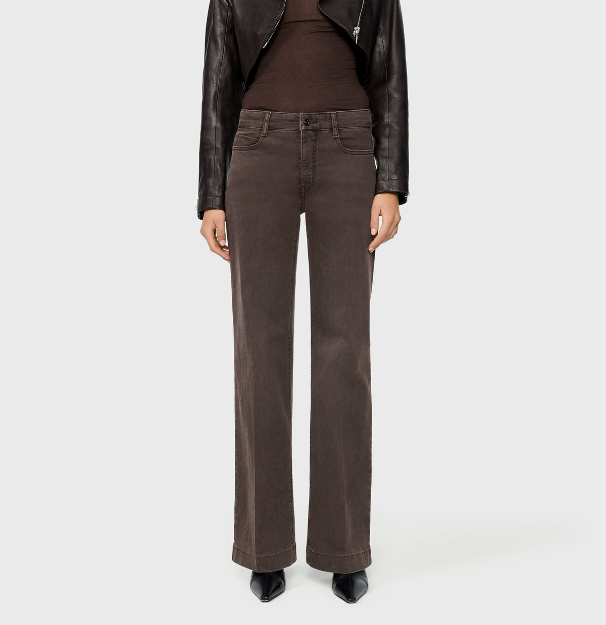 Wide jeans with fine creases. | WIDE | brown stone wash | Front view of model