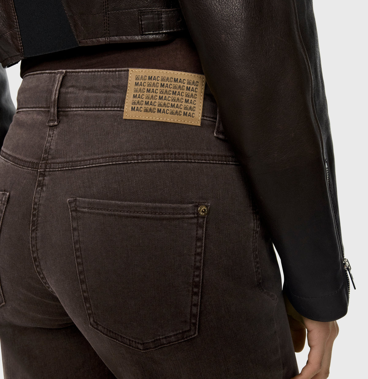 Wide jeans with fine creases. | WIDE | brown stone wash | Detailed view 2 of model