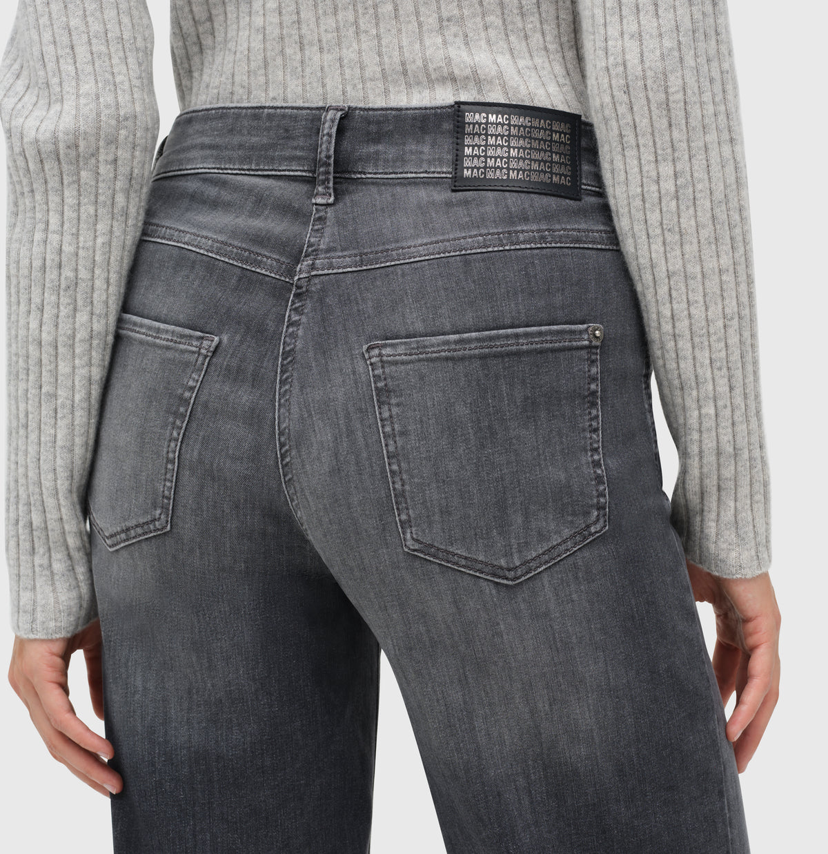 Wide jeans with fine creases. | WIDE | grey heavy used wash | Detailed view 3 of model