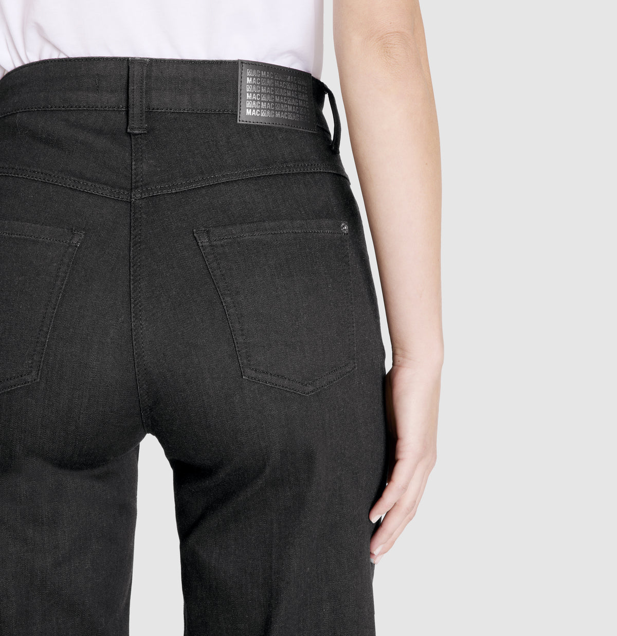 Wide jeans with fine creases. | WIDE | black-black | Detailed view 2 of model