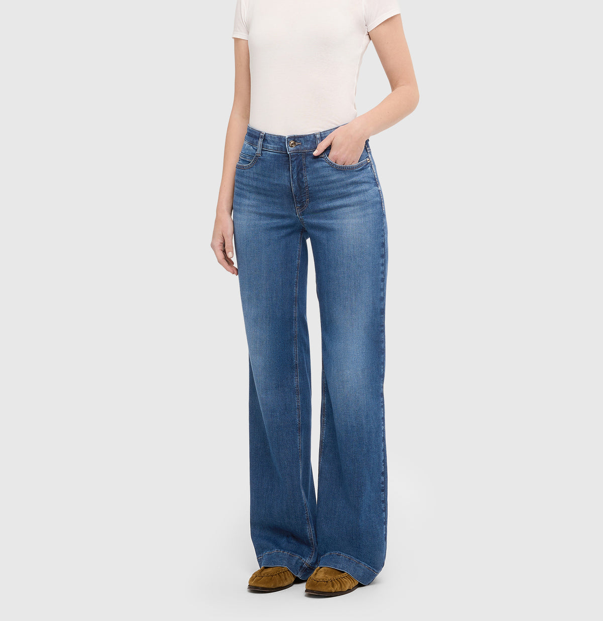 Wide jeans with decorative studs. | WIDE rivet | used wash | Front view of model