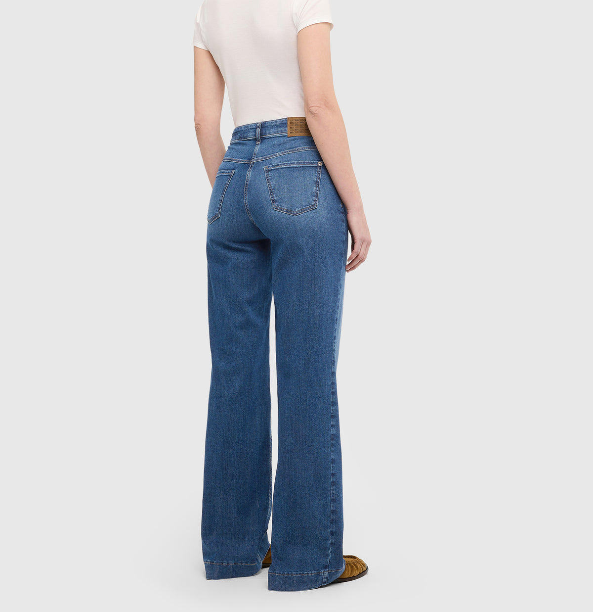Wide jeans with decorative studs. | WIDE rivet | used wash | Back view of model