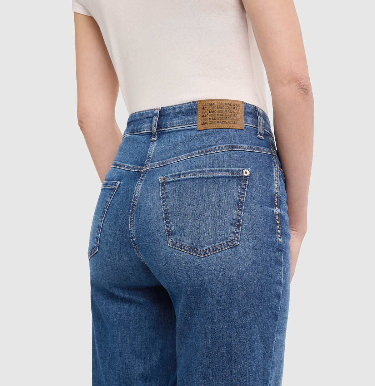 Wide jeans with decorative studs. | WIDE rivet | used wash | Detailed view 2 of model
