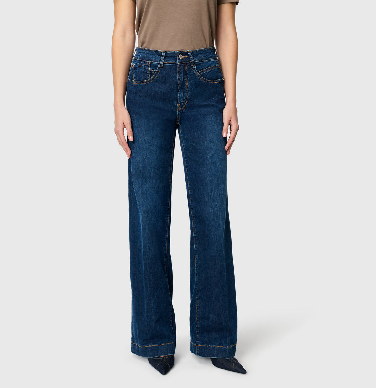 Light jeans in an extra wide cut. | RICH PALAZZO | night blue used | Front view of model