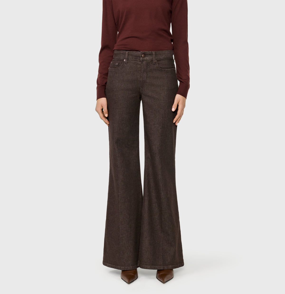 Wide fit made from comfort vintage denim. | WIDE flare | brown rinsed | Front view of model