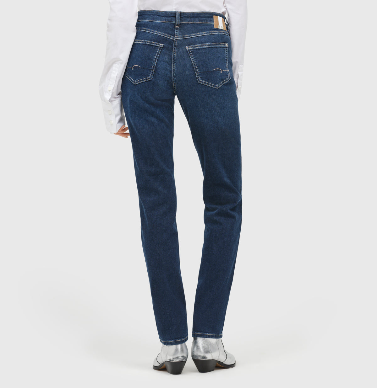 Straight jeans made of Perfect Fit Forever denim. | ANGELA | new basic wash | Back view of model