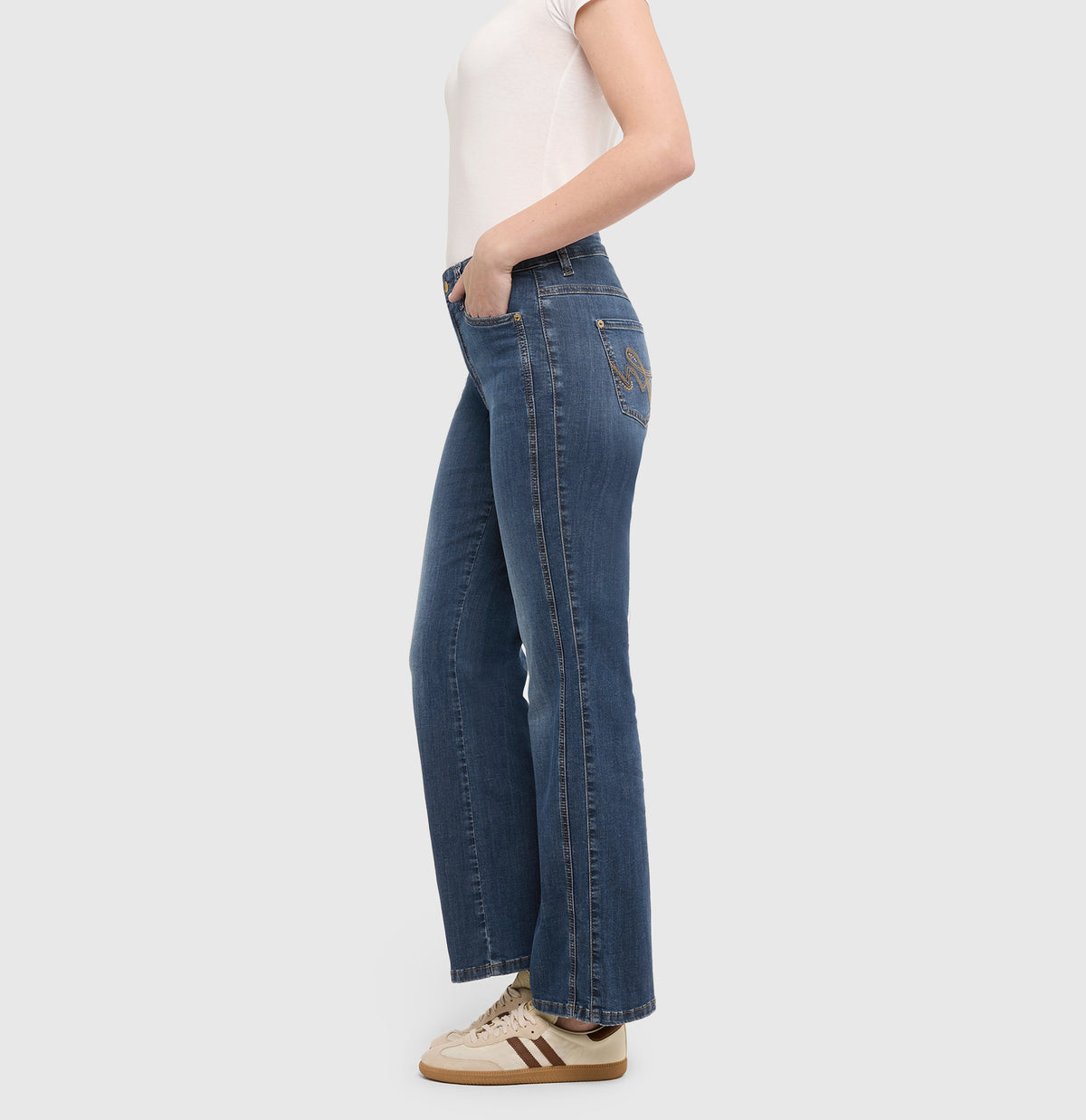 | LAURA seam glam | mid blue used wash | Side view of model