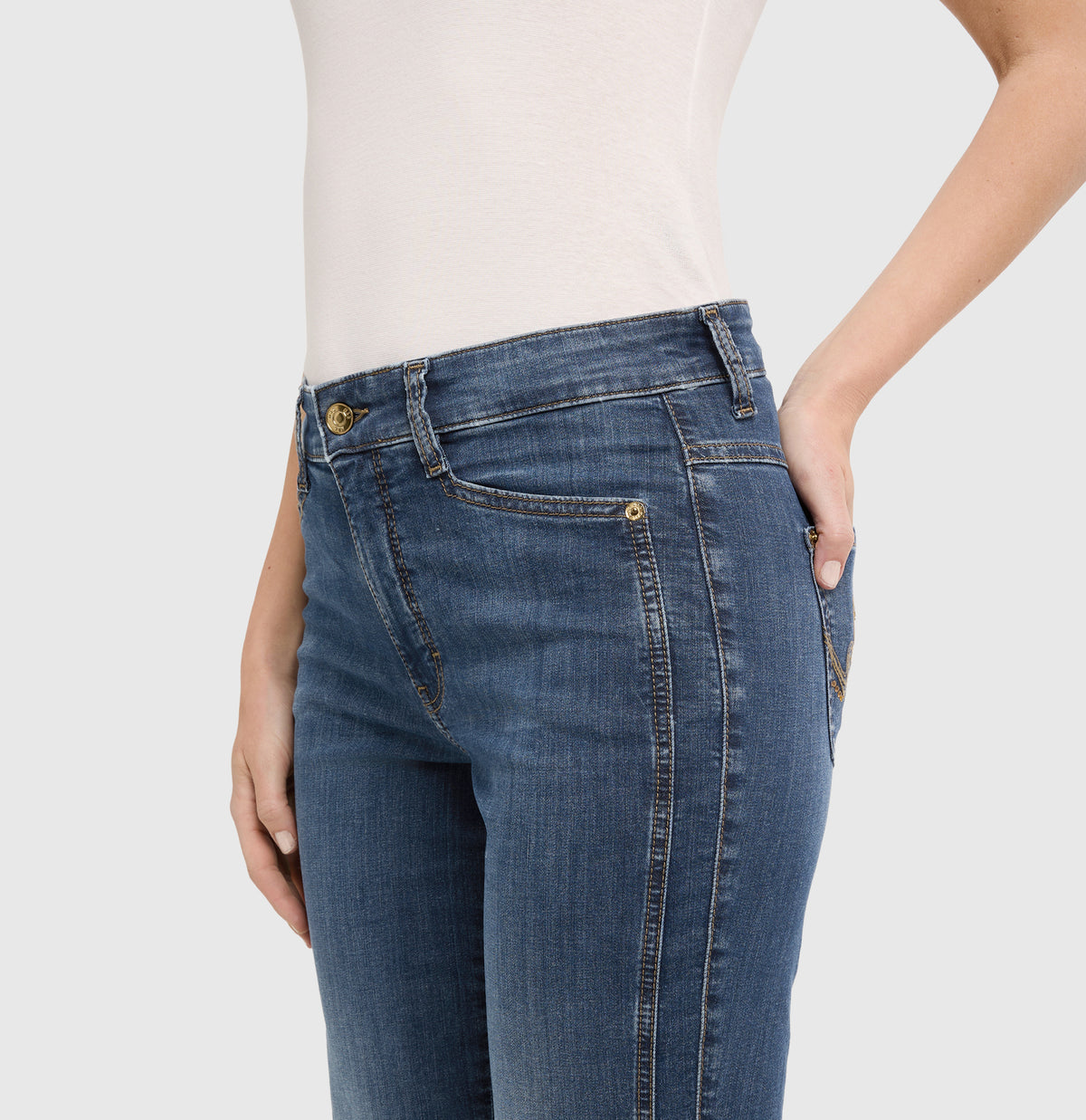 | LAURA seam glam | mid blue used wash | Detailed view 3 of model