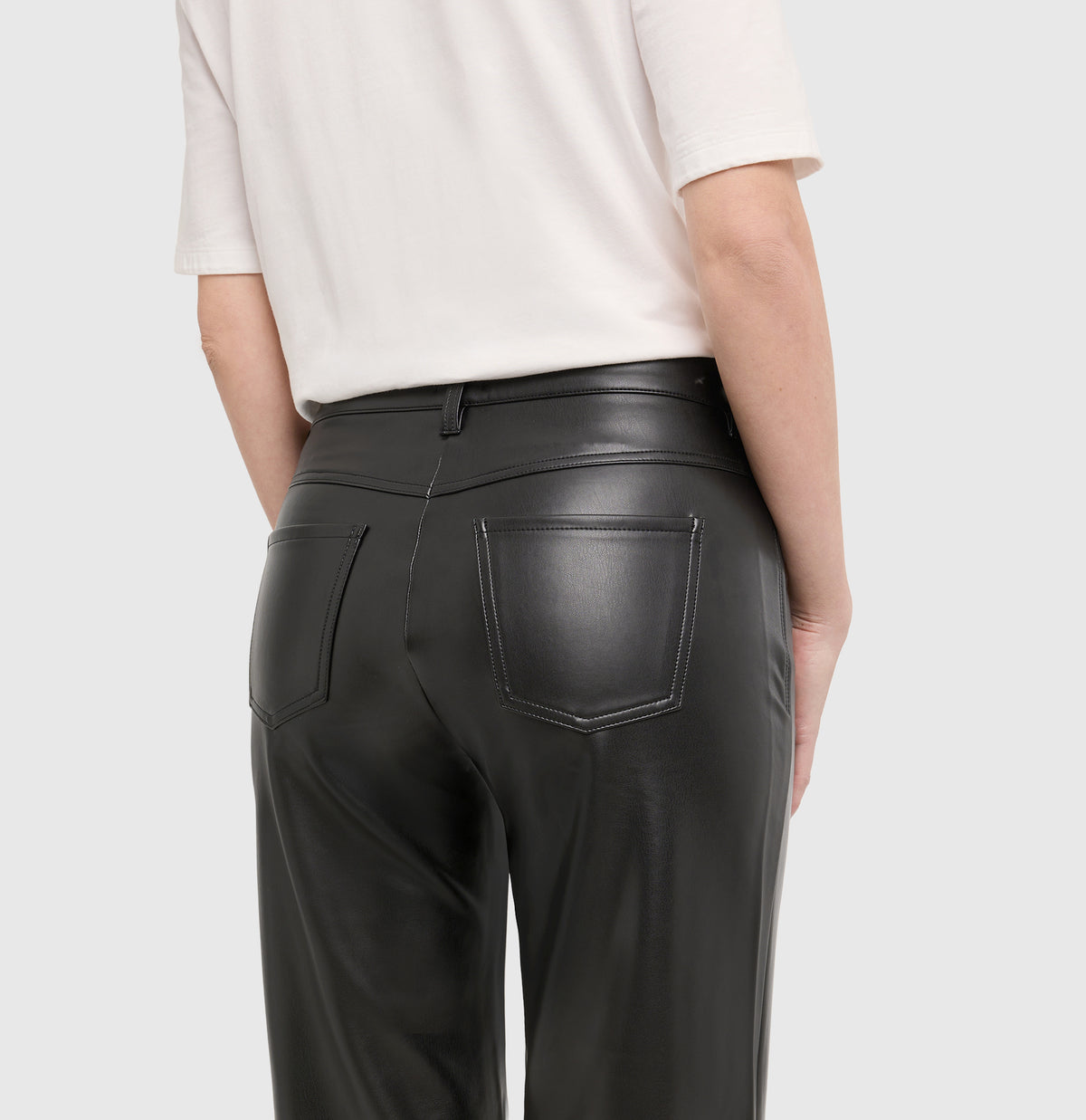 | WIDE vegan | black | Detailed view 2 of model