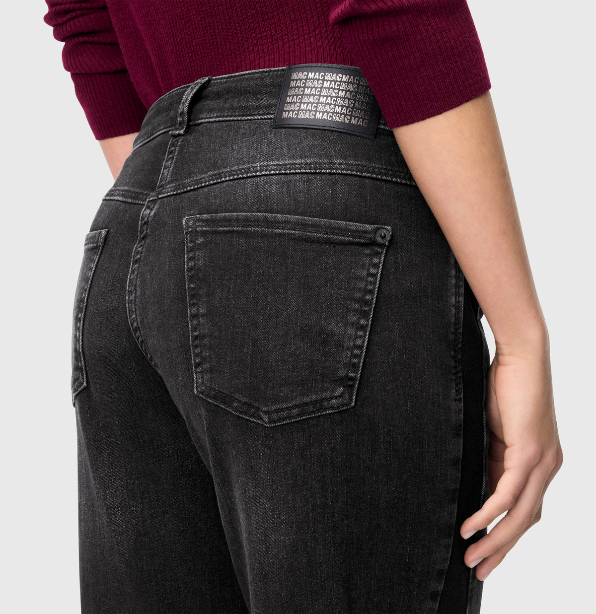 Wide, comfortable jeans with galloons. | WIDE galon | authentic blackest | Detailed view 3 of model