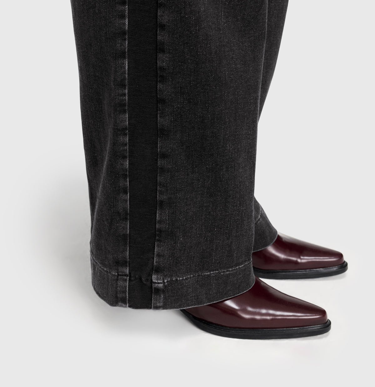 Wide, comfortable jeans with galloons. | WIDE galon | authentic blackest | Detailed view 4 of model