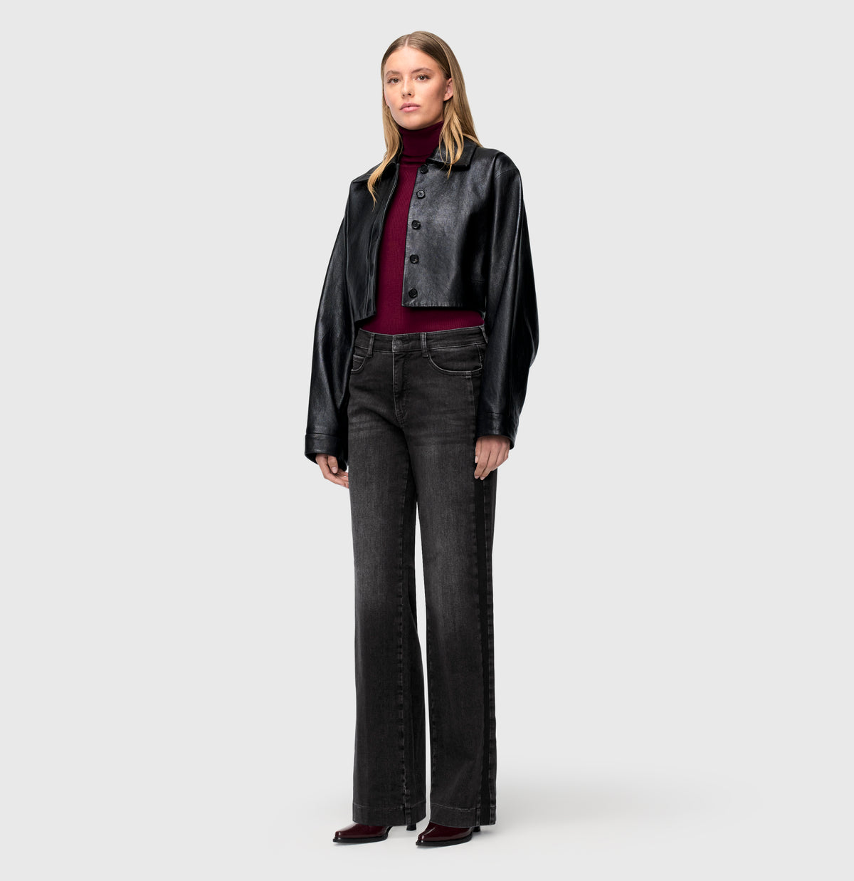 Wide, comfortable jeans with galloons. | WIDE galon | authentic blackest | Full-body of model