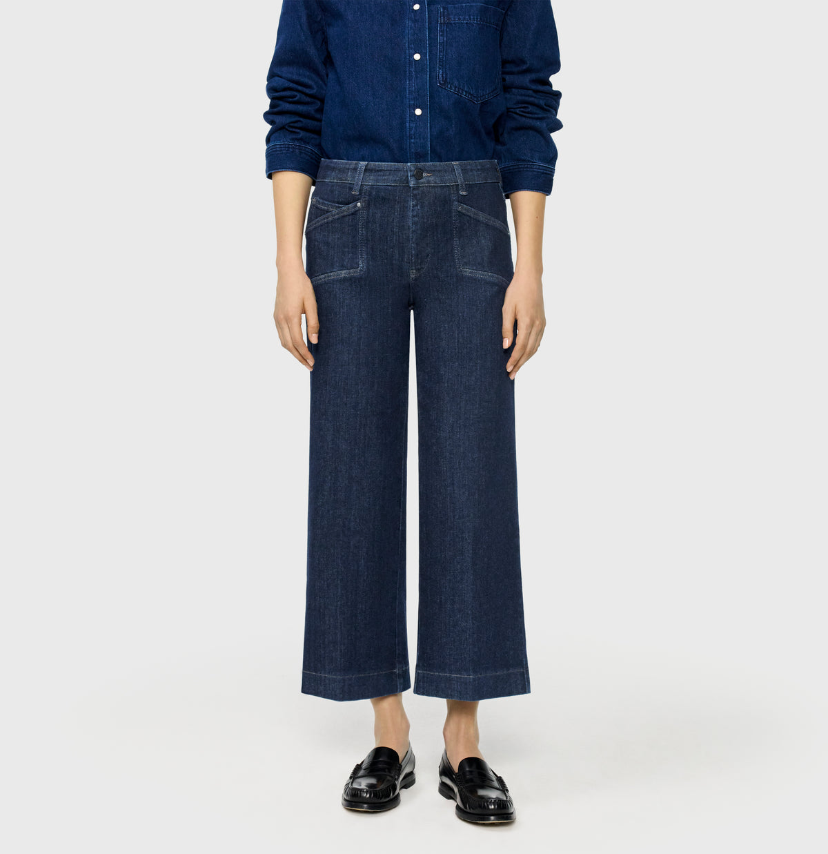 Modern culotte made of hyper stretch denim. | DREAM Culotte pocket | fashion rinsed | Front view of model