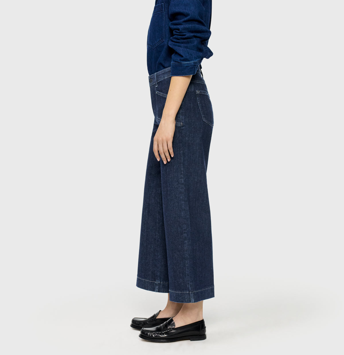 Modern culotte made of hyper stretch denim. | DREAM Culotte pocket | fashion rinsed | Side view of model