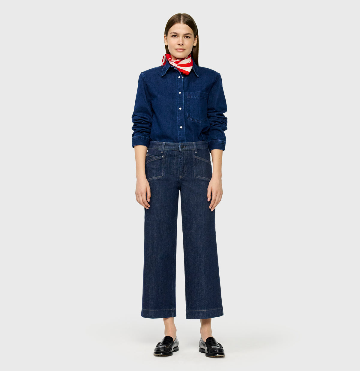 Modern culotte made of hyper stretch denim. | DREAM Culotte pocket | fashion rinsed | Full-body of model