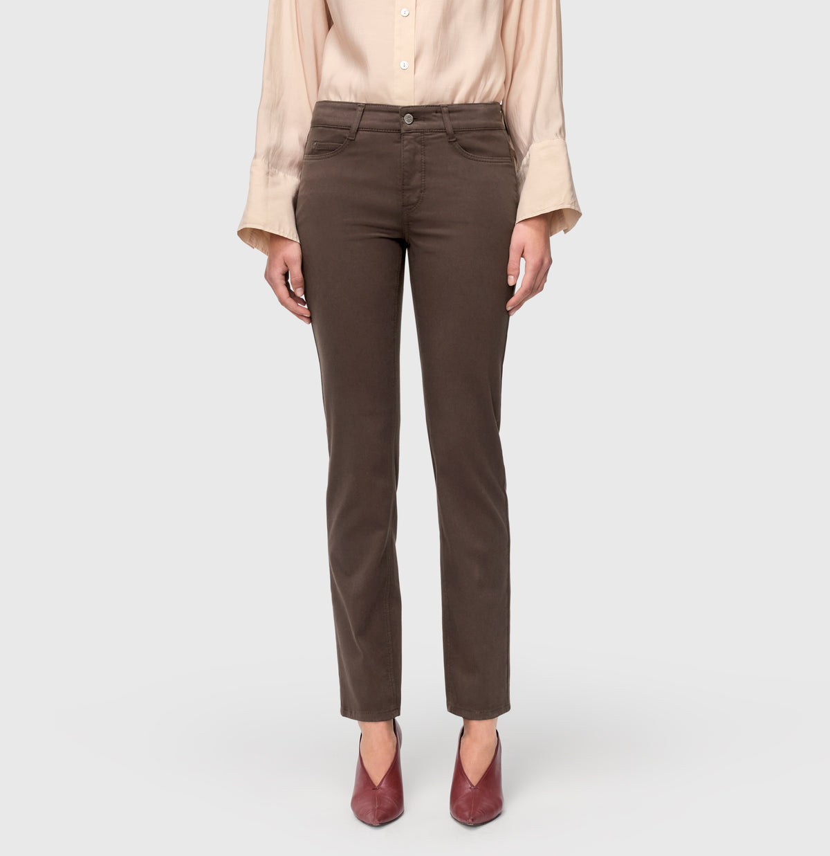 Straight fit made from hyper stretch denim. | DREAM | deep brown PPT | Front view of model