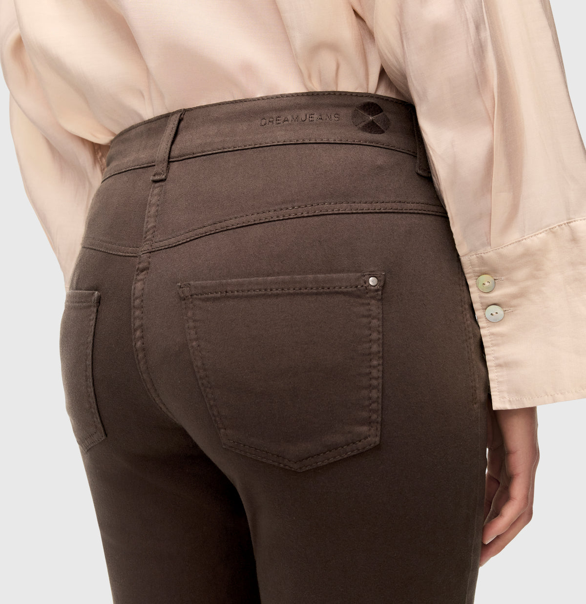 Straight fit made from hyper stretch denim. | DREAM | deep brown PPT | Detailed view 2 of model