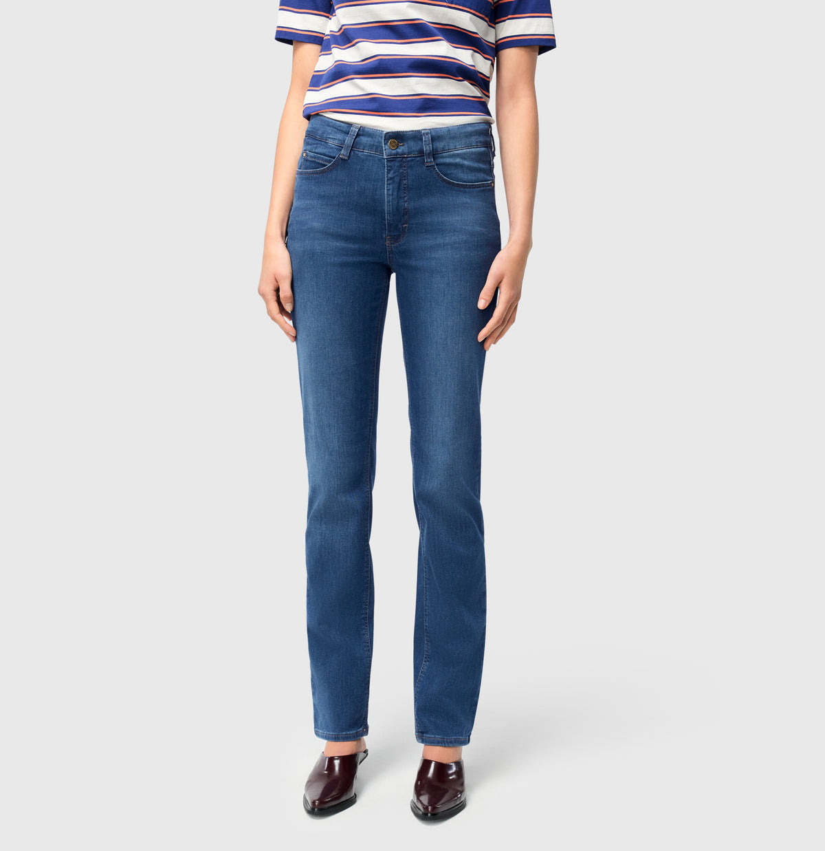 Straight fit jeans with innovative shaping effect. | DREAM | mid blue authentic wash | Side view of model