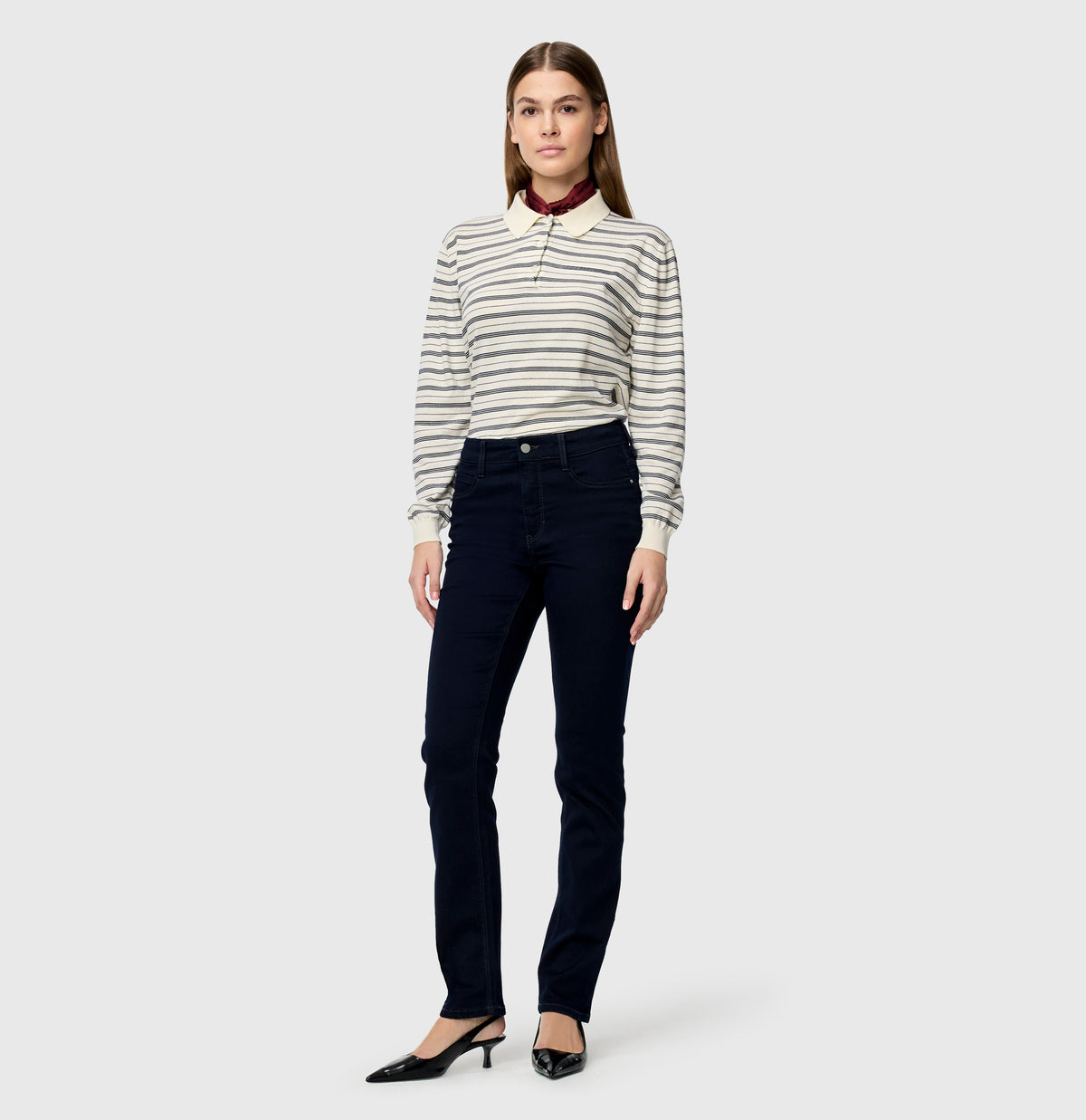 Straight fit with shaping effect. | DREAM | dark rinsewash | Full-body of model