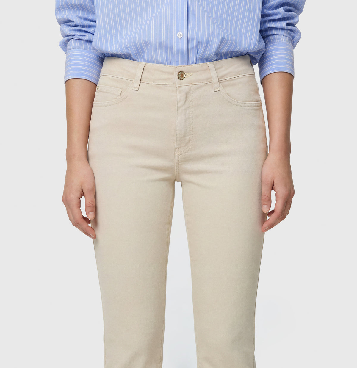 Shaping straight-leg jeans with modal. | DREAM cropped | smoothly beige | Detailed view 3 of model
