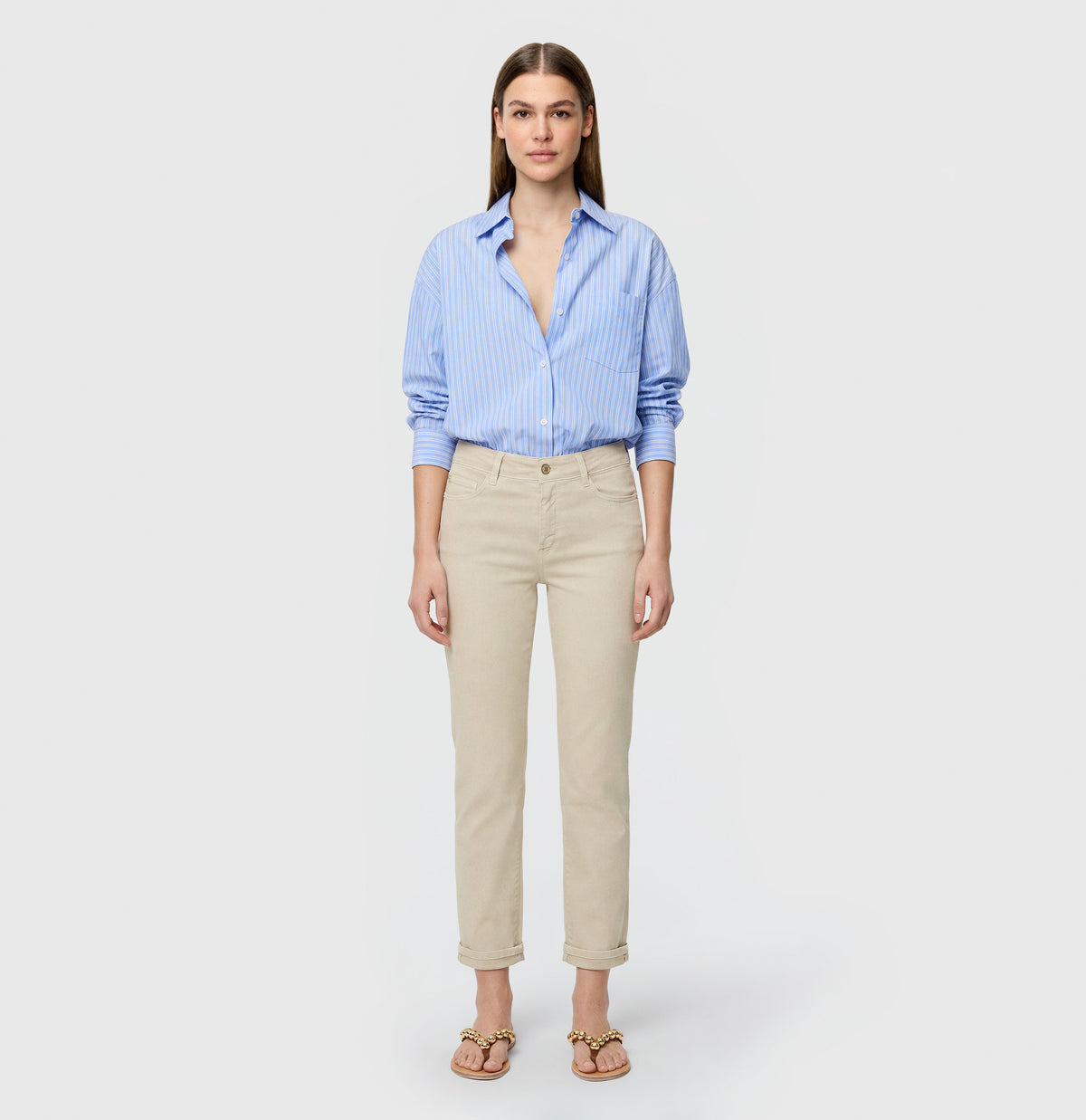 Shaping straight-leg jeans with modal. | DREAM cropped | smoothly beige | Full-body of model