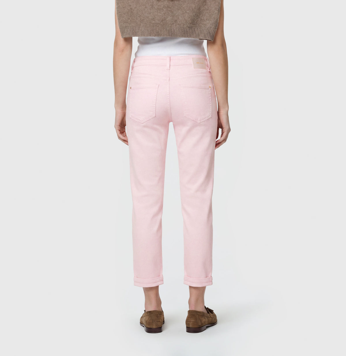 Shaping straight-leg jeans with modal. | DREAM cropped | pink marshmallow PPT | Back view of model