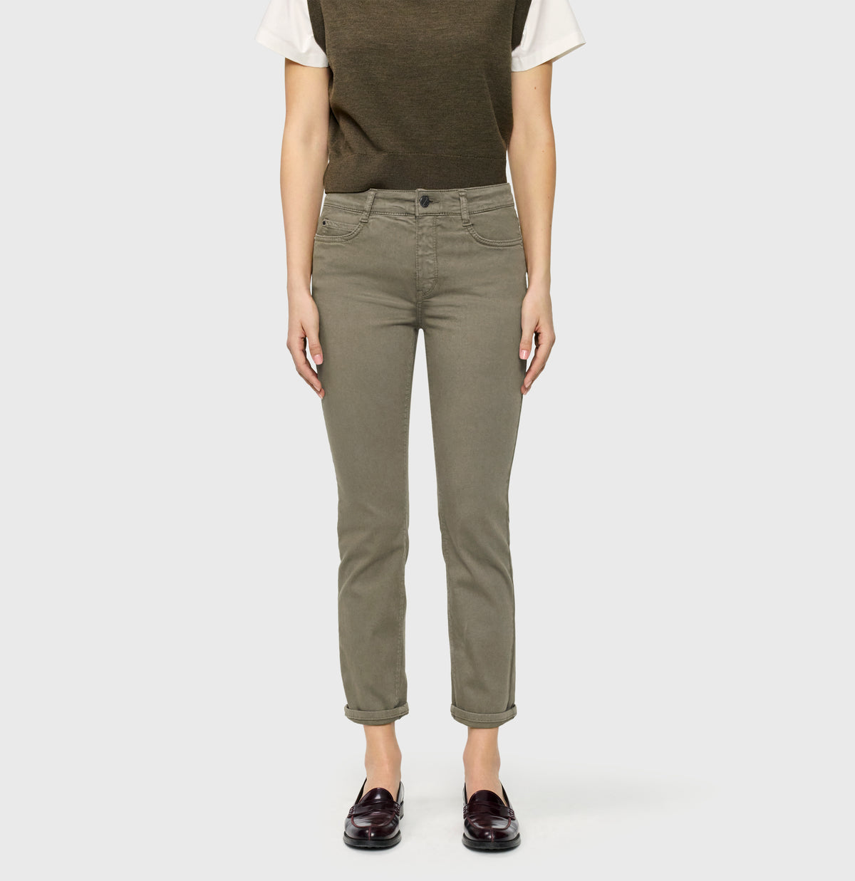 Straight hyper stretch jeans with turn-up. | DREAM cropped | olive night PPT | Front view of model