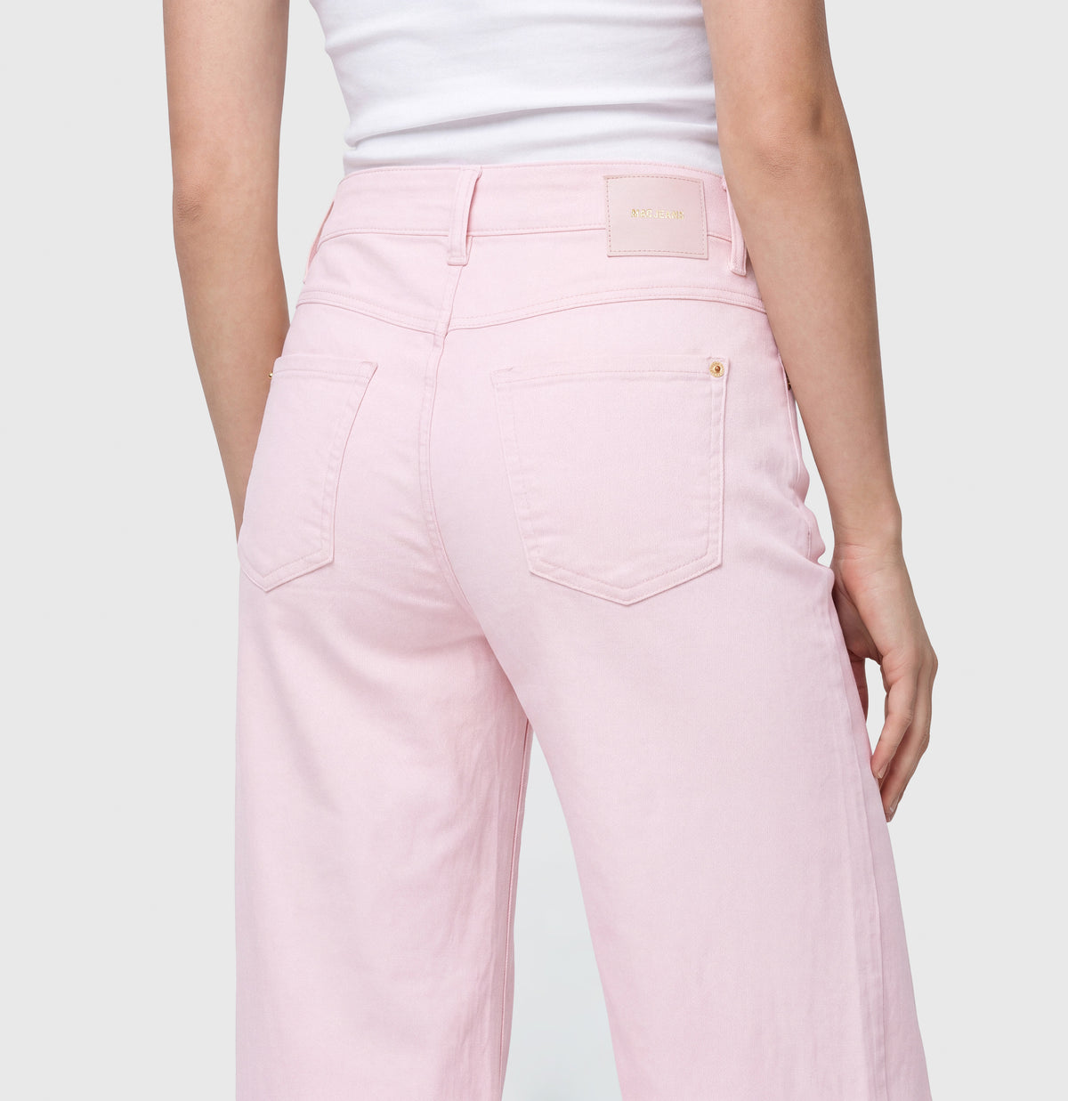 Wide shaping jeans in a lightweight material. | DREAM WIDE cropped | pink marshmallow PPT | Detailed view 2 of model