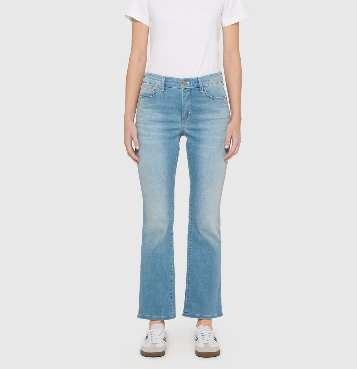 Modern kick jeans with shaping effect. | DREAM KICK authentic | bluegrey used wash | Front view of model