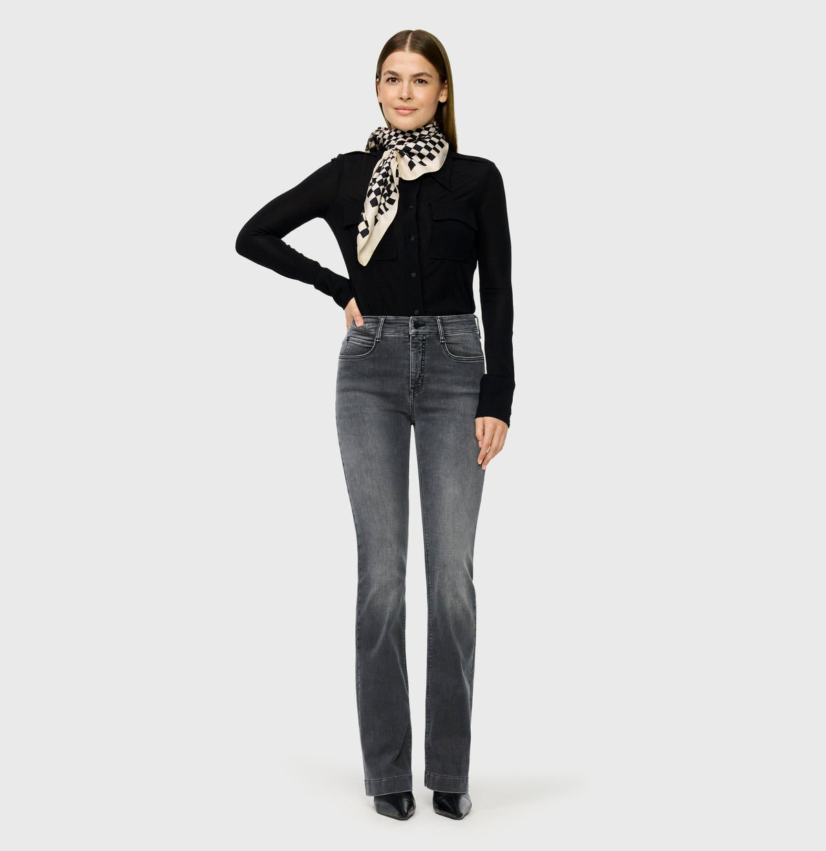 Flared jeans in a hyper stretch material. | DREAM BOOT authentic | soft grey authentic used | Full-body of model