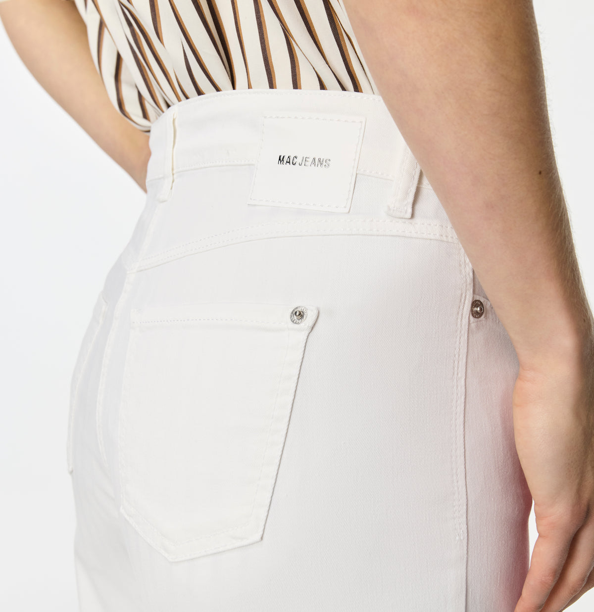 Cropped, wide shape jeans with modal. | DREAM WIDE cropped | white denim | Detailed view 2 of model