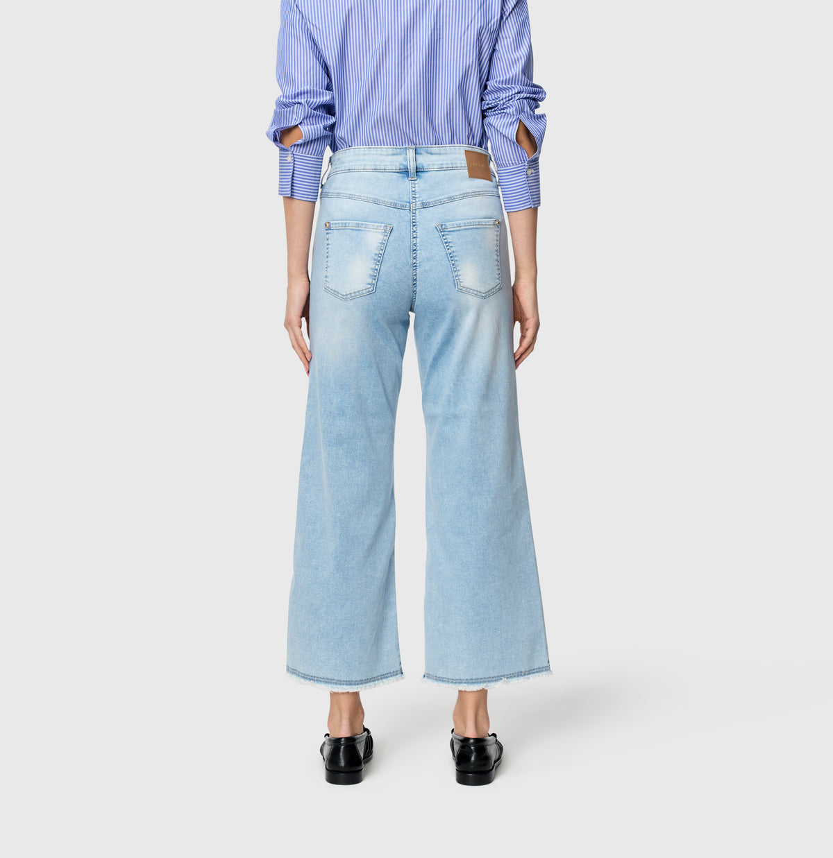 Cropped, wide shape jeans with modal. | DREAM WIDE cropped | light azure blue | Back view of model
