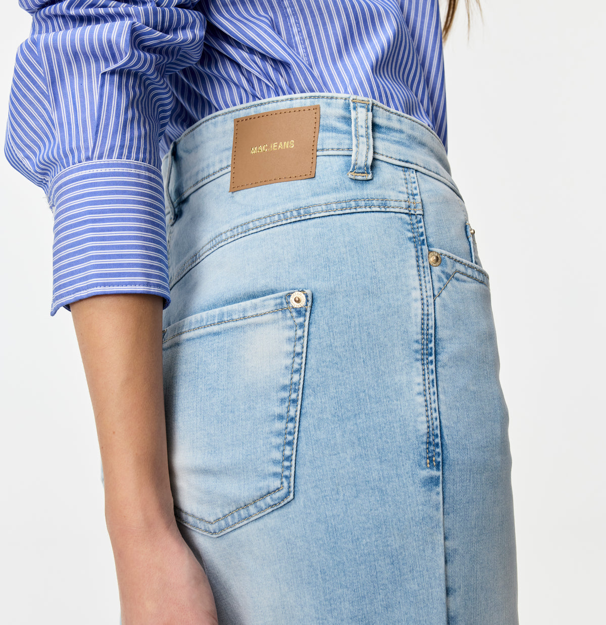 Cropped, wide shape jeans with modal. | DREAM WIDE cropped | light azure blue | Detailed view 2 of model