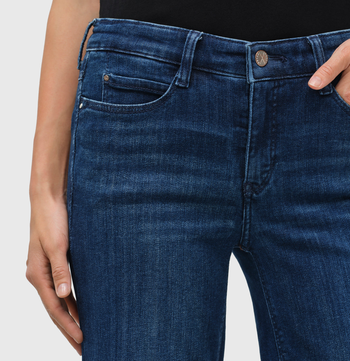 Wide fit made from hyper stretch denim. | DREAM WIDE authentic | cobalt authentic wash | Detailed view 3 of model