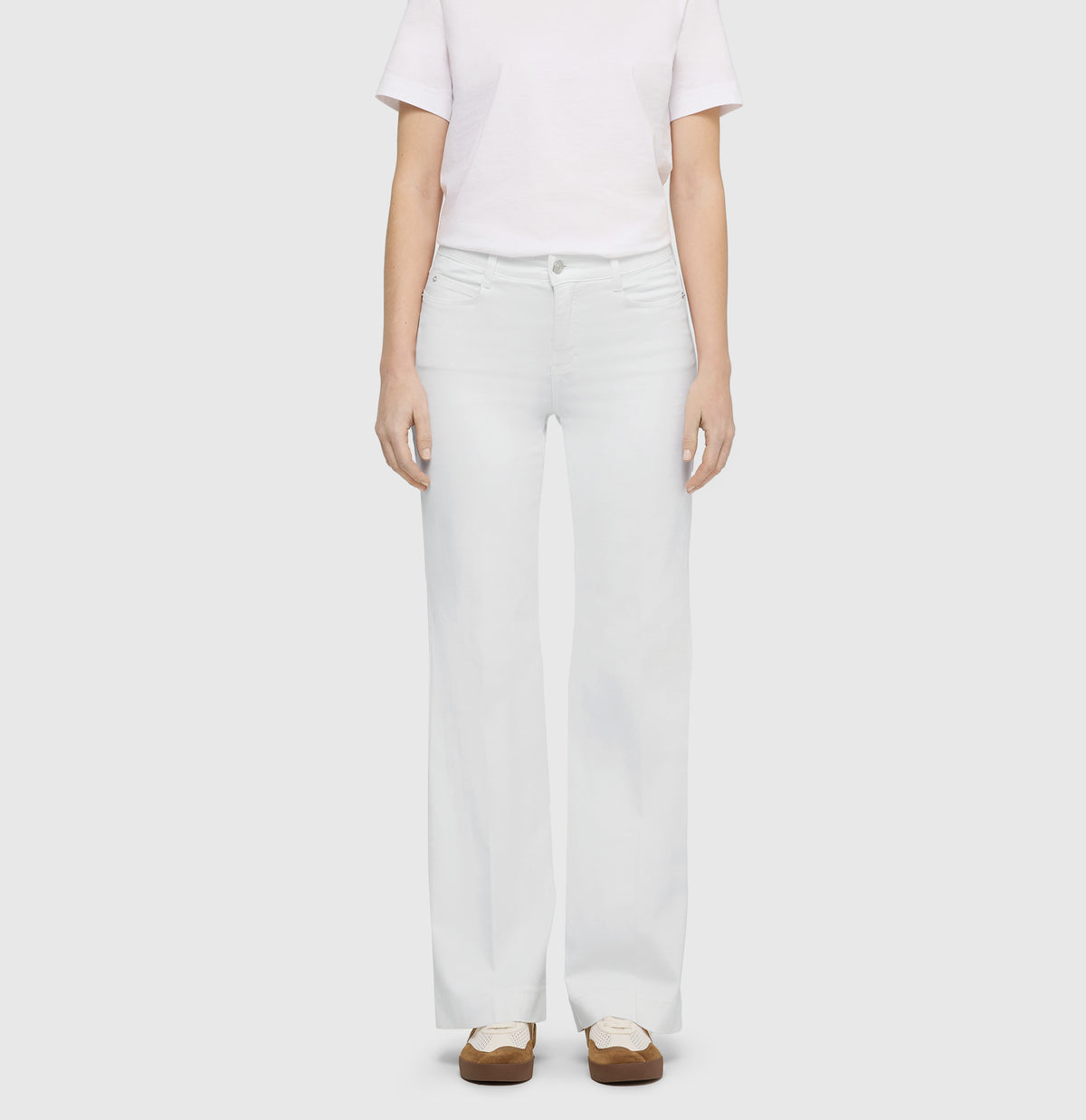 Wide, figure-shaping jeans in a modal blend. | DREAM WIDE | white denim | Front view of model